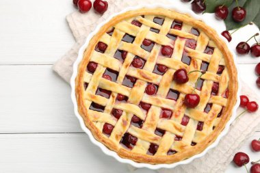 Lezzetli vişneli turta ve böğürtlen beyaz ahşap masada, düz yatıyordu.