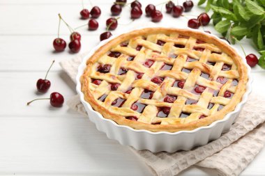 Lezzetli vişneli turta ve böğürtlen beyaz ahşap masada, yakın plan.