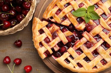 Lezzetli vişneli turta ve böğürtlen ahşap masada, düz yatıyordu.