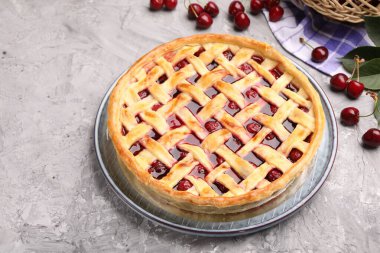 Gri desenli masada vişneli turta ve böğürtlen. Yakın plan.
