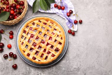 Lezzetli vişneli turta ve gri desenli masada böğürtlen, düz uzanmış