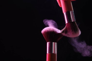 Siyah arka planda renk farlı makyaj fırçaları, yakın plan. Metin için boşluk