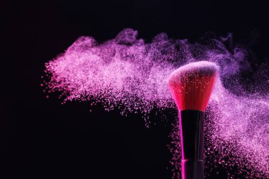 Siyah arka planda pembe göz farlı makyaj fırçası, yakın plan.