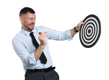 Hedef alınıyor. Beyaz arkaplanda ok ve dart tahtası olan adam