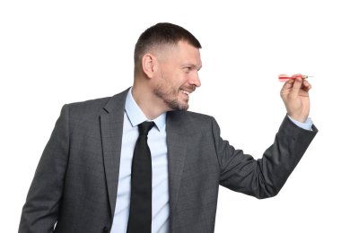 Hedef alınıyor. Beyaz arkaplanı hedefleyen dartlı bir adam.