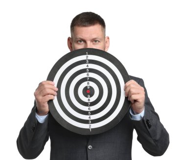 Hedef alınıyor. Beyaz arka planda dart tahtası olan adam