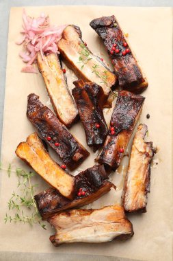 Lezzetli domuz pirzolası, kekik ve soğan gri masada.