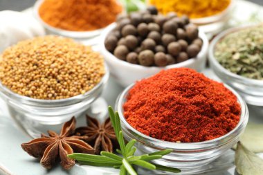 Masada çok farklı aromatik baharatlar var, yakın plan.