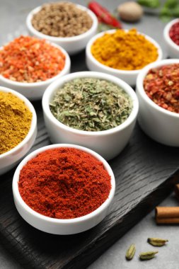 Masada farklı aromatik baharatlar var, yakın plan.