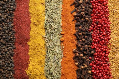 Arka plan olarak birçok farklı baharat, üst görünüm