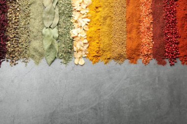 Gri masada bir sürü farklı baharat var. Metin için boşluk