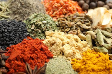 Arkaplan olarak farklı aromatik baharatlar, yakın plan görünüm