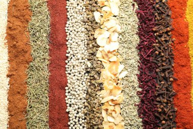 Arka plan olarak birçok farklı baharat, üst görünüm