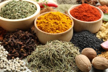 Masada birçok farklı baharat var, yakın plan görünüm
