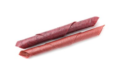 Beyaz arka planda nefis meyve dürümleri, üst manzara.