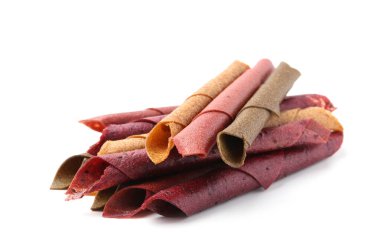 Beyaz arka planda lezzetli meyve ruloları