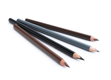 Birçok farklı kaş kalemi beyaza izole edilmiş.