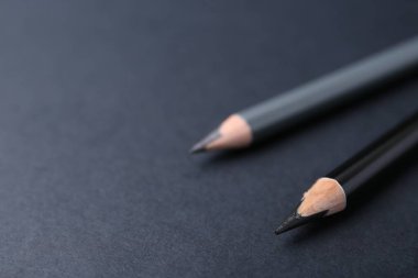 Arka planda iki farklı kaş kalemi, yakın plan. Metin için boşluk