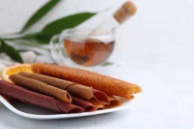 Lezzetli meyve dürümleri beyaz masada, yakın plan. Metin için boşluk