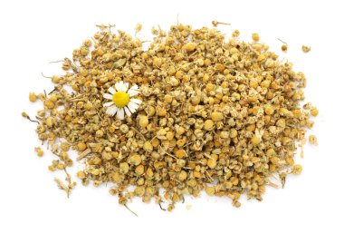 Kuru ve taze papatya çiçekleri yığını. Beyazın üstünde, manzaranın üstünde.