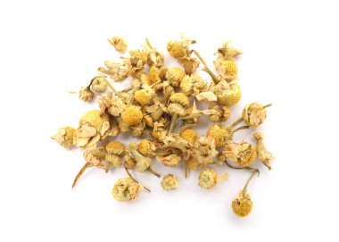 Kuru papatya çiçekleri yığını, beyaza izole edilmiş, manzaranın üstünde