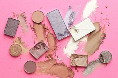 Pembe arka planda güzel göz farı dolguları, düz yatış.