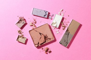 Pembe arka planda güzel göz farı dolguları, düz yatış.