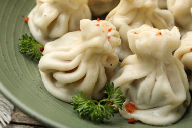 Lezzetli khinkali tabakta baharatlar, yakın plan.