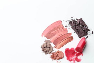 Beyaz arka planda farklı kozmetik ürünleri var. Metin için boşluk