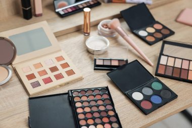 Farklı makyaj ürünleri ve kapalı alanda makyaj fırçası
