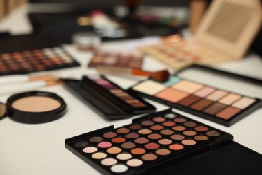 Tuvalet masasında farklı makyaj ürünleri, closeup