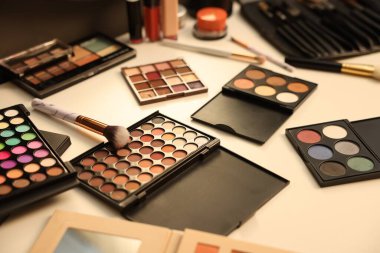 Makyaj malzemeleri ve fırçalar makyaj masasında, yakın plan.