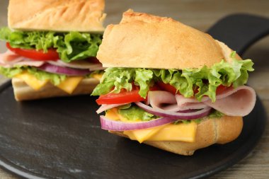 Jambonlu, peynirli ve sebzeli baget sandviç parçaları, yakın plan.