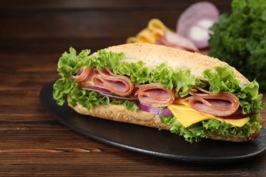Jambonlu, peynirli ve sebzeli baget sandviç, yakın plan.