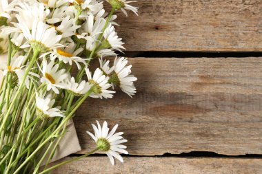 Tahta masanın üzerinde bir sürü güzel papatya çiçeği vardı. Metin için boşluk