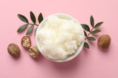 Pembe arka planda doğal Shea yağı.