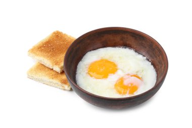 Kavanozda yarı haşlanmış yumurta ve beyazda izole edilmiş kızarmış ekmek. Geleneksel Asya kahvaltısı