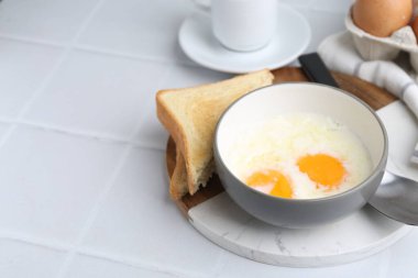 Geleneksel Asya kahvaltısı, yarı haşlanmış yumurta ve beyaz fayanslı ekmek, yakın plan. Metin için boşluk