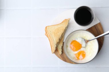 Geleneksel Asya kahvaltısı, yarı haşlanmış yumurta, soya sosu ve beyaz fayanslı ekmek, düz yatak. Metin için boşluk