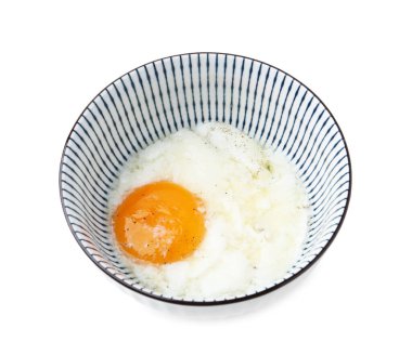 Beyazın üzerinde yarı haşlanmış yumurta. Geleneksel Asya kahvaltısı