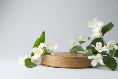 Işık arkaplanda yaprakları olan güzel yasemin çiçekleri. Metin için boşluk