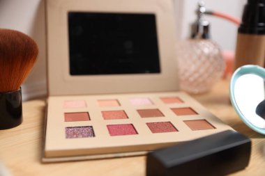 Ahşap gösteriş üzerine farklı makyaj ürünleri, yakın çekim