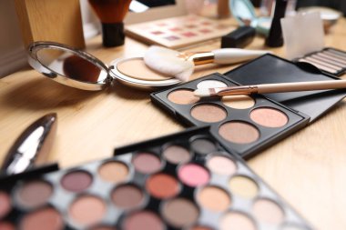 Ahşap gösteriş üzerine farklı makyaj ürünleri, yakın çekim