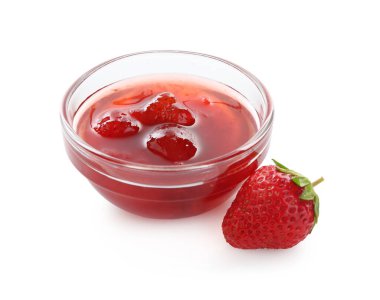 Kasede lezzetli çilek reçeli ve beyaz üzerine izole edilmiş taze böğürtlen.