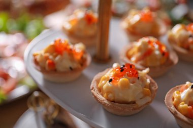 Açık büfe menüsü. Lezzetli turtalar tezgahta, yakından.