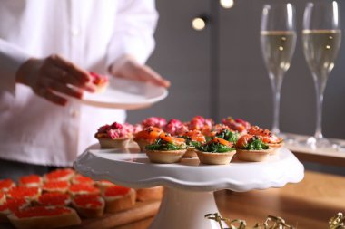 Açık büfe menüsü. Lezzetli tartı masadan alan kadın, seçici odaklanma