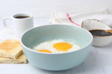 Kavanozda yarı haşlanmış yumurta, soya sosu, ekmek ve kahve ile geleneksel Asya kahvaltısı.