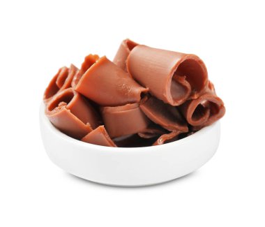 Lezzetli çikolata parçacıkları beyaz kasede izole edilmiş.