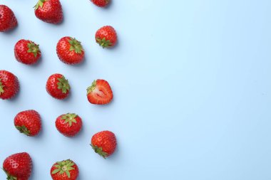 Hafif arka planda taze olgun çilekler, düz uzanmış. Metin için boşluk