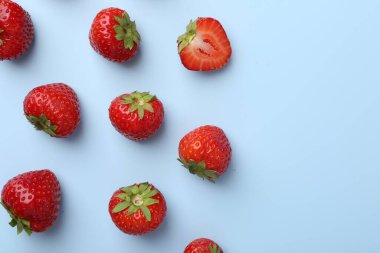 Hafif arka planda taze olgun çilekler, düz uzanmış. Metin için boşluk